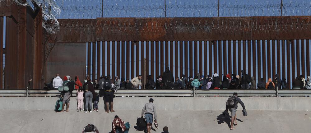 Migranten nähern sich der Grenzmauer zwischen Mexiko und den USA (Symbolbild).