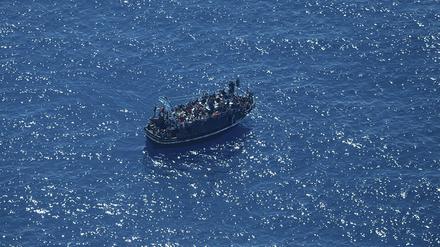 Dieses von der deutschen humanitären Organisation „Sea-Watch“ verbreitete Bild zeigt ein in Seenot geratenes Boot mit rund 400 Menschen an Bord im zentralen Mittelmeer. 