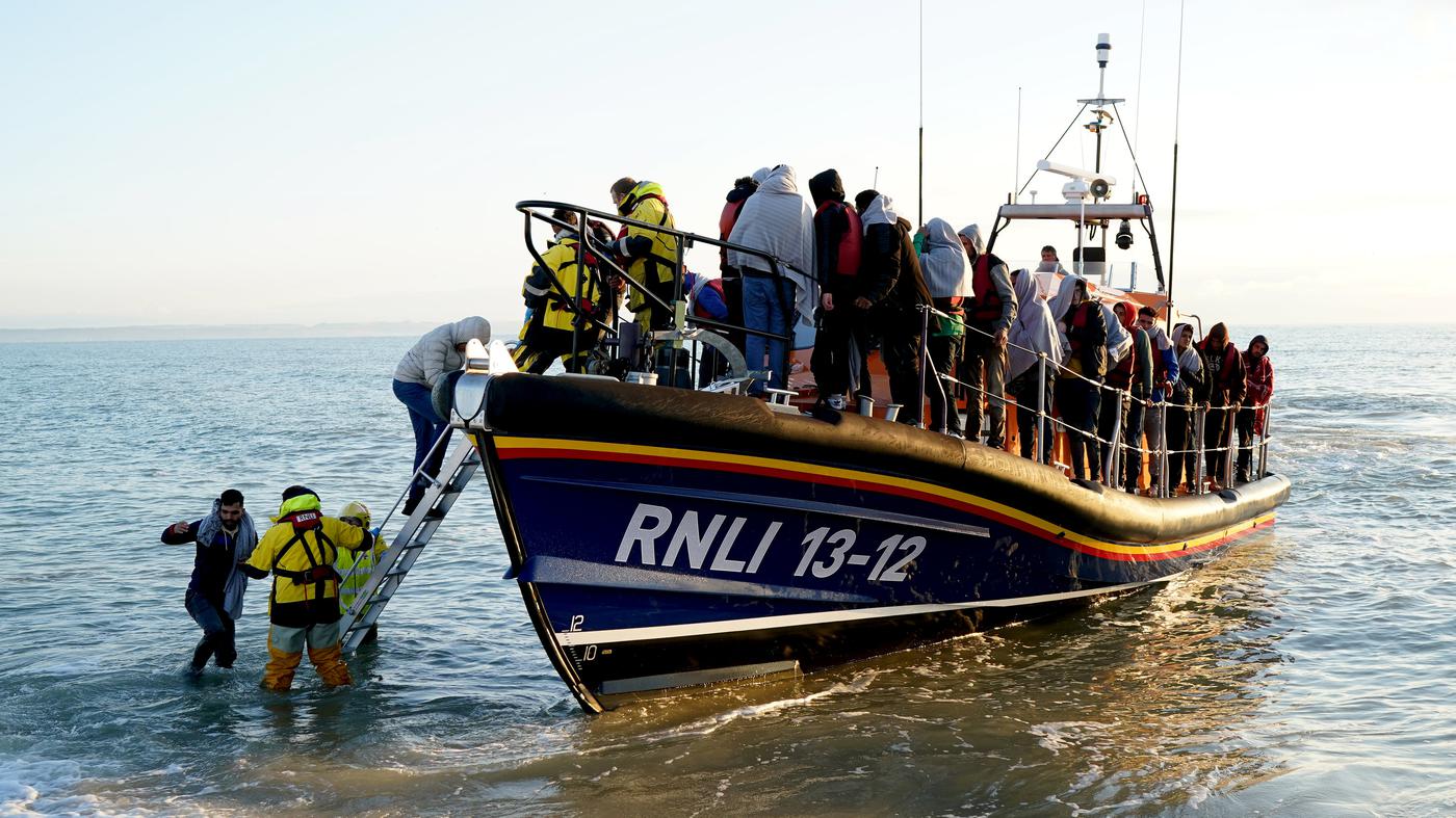 Schockierende Enthüllung Britische Behörden Setzen Migranten Fest Die Details Sind Verstörend - cpf82fq