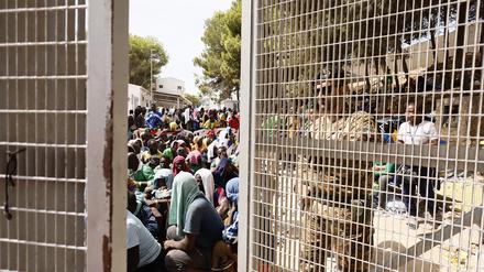 Ein Armeeoffizier schließt das Tor eines Auffanglagers für Migranten auf Lampedusa.