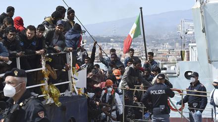 Migranten gehen im sizilianischen Hafen von Catania von Bord eines Schiffes. Die italienische Regierung hat wegen der zuletzt hohen Migrationszahlen über die Mittelmeerroute landesweit einen Notstand beschlossen.