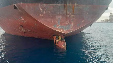 Der spanische Seenotrettungsdienst hat nach eigenen Angaben drei blinde Passagiere gerettet, nachdem sie mit dem Schiff von Nigeria dorthin gefahren sind.