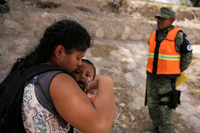 Eine Migrantin aus Honduras gibt ihrem Kind Wasser, nachdem sie davon abgehalten wurde, nach Texas zu gelangen.