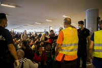 Flüchtlinge warten im Bahnhof Keleti in Budapest.
