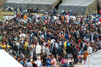 Am Samstag waren nach Angaben des österreichischen Innenministeriums 11.000 Flüchtlinge in Österreich eingetroffen. Auch am Sonntag hat sich der Andrang von Flüchtlingen fortgesetzt.
