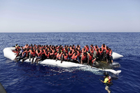 Fast täglich benötigen Flüchtlinge in Seenot auf dem Mittelmeer Hilfe, hier Mitte August zwischen Libyen und Malta.