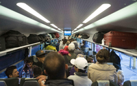 Umgestiegen in Wien. Flüchtlinge sitzen am Westbahnhof der österreichischen Hauptstadt in einem Zug nach München, nachdem sie vorher aus Ungarn kommend in Wien eingetroffen waren.