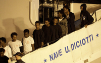 Migranten verlassen das Rettungsschiff "Diciotti" im Hafen von Catania.