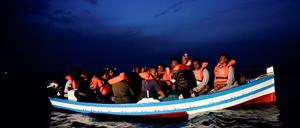 Migranten auf einem Holzboot nahe der italienischen Insel Lampedusa