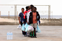 Eine Gruppe von Migranten kommt auf der italienischen Insel Lampedusa an.