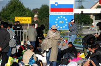Flüchtlinge warten an der Grenze zwischen Kroatien und Slowenien.