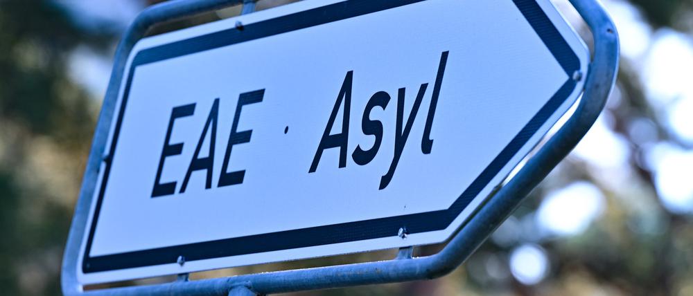 Ein Wegweiser mit der Abkürzung «EAE» und «Asyl» zur Erstaufnahme-Einrichtungen (EAE) des Landes Brandenburg in Eisenhüttenstadt. 