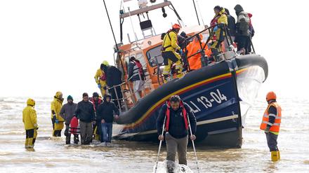 Menschen, bei denen es sich vermutlich um Migranten handelt, werden nach einem Zwischenfall mit einem kleinen Boot im Ärmelkanal von einem Rettungsboot der britischen Seenotrettungsorganisation «Royal National Lifeboat Institution» nach Dungeness gebracht. 