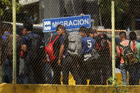 Mittelamerikanische Migranten überqueren die Grenze zu Mexiko