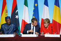 Der Präsident des Tschad Idriss Deby, der französische Präsident Emmanuel Macron und Bundeskanzlerin Angela Merkel beim Migrationsgipfel in Paris.
