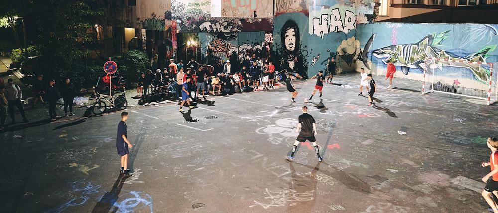 In Innenhöfen zwischen Hochhäusern werden die Events des „Streetfootballclub“ veranstaltet.