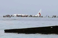 Das Passagierflugzeug im Pazifik, nachdem es mit 47 Passagieren an Bord die Landebahn verpasst hatte.
