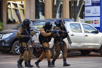 Sicherheitskräfte in Burkina Faso im Einsatz gegen eine Gruppe von Al Kaida, die in der Hauptstadt Ouagadougou ein Hotel angegriffen hat.