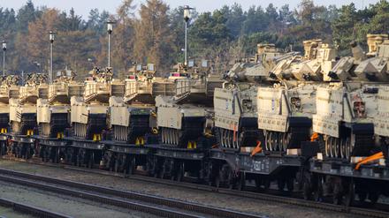 Abrams-Panzer auf einem Güterzug.