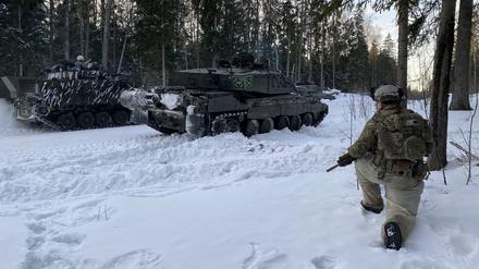 Estnische Truppen üben an der Grenze zu Russland.