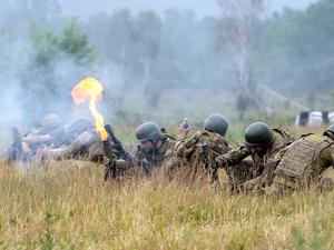 Ukrainische Soldaten während einer Übungseinheit.