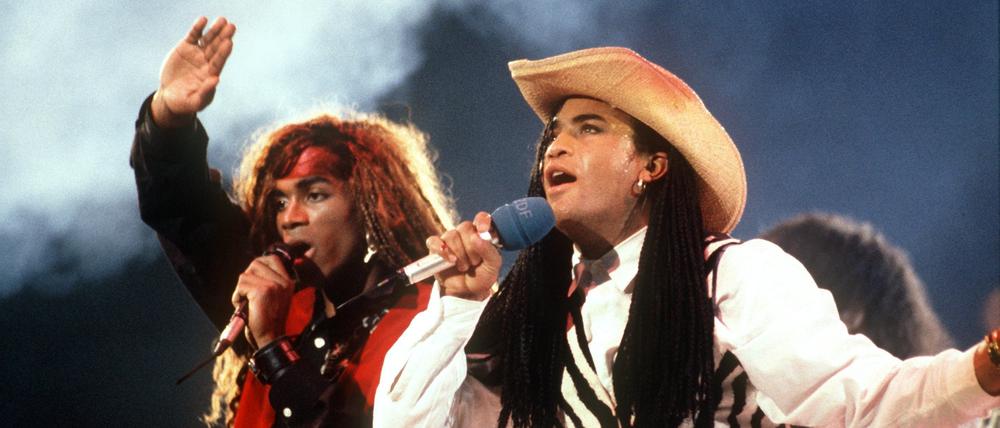 Das Pop-Duo „Milli Vanilli“ mit Rob Pilatus (r) und Fabricio „Fab“ Morvan bei einem Auftritt in der Musiksendung „Peter’s Popshow“ in Dortmund am 17.11.1989. 