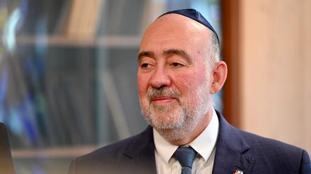 Ron Prosor, Botschafter Israels, gibt nach einem Treffen mit Hendrick Wüst, Ministerpräsident von Nordrhein Westfalen (CDU, l), in der Synagoge in Köln ein Statement ab. 
