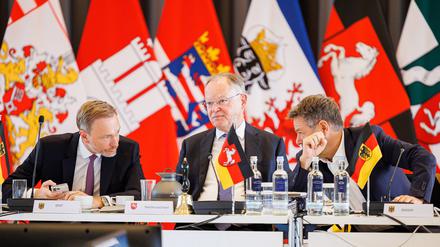 Christian Lindner (FDP), Stephan Weil (SPD) und Robert Habeck (Bündnis 90/Die Grünen) sitzen während einer Sitzung der Ministerpräsidentenkonferenz im Schloss Herrenhausen.