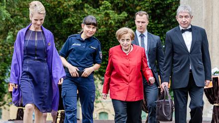 Der Tross von Angela Merkel (Katharina Thalbach, Mitte) ist auch als Privatdetektivin nicht kleiner geworden. 