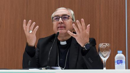 Cesar Garcia Magan, der Generalsekretär der Spanischen Bischofskonferenz, stellte den Bericht vor. 