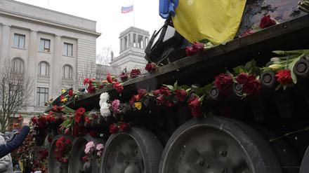 Mahnmal: Mit Blumen geschmückter, zerstörter russischer Panzer vor der russischen Botschaft in Berlin.