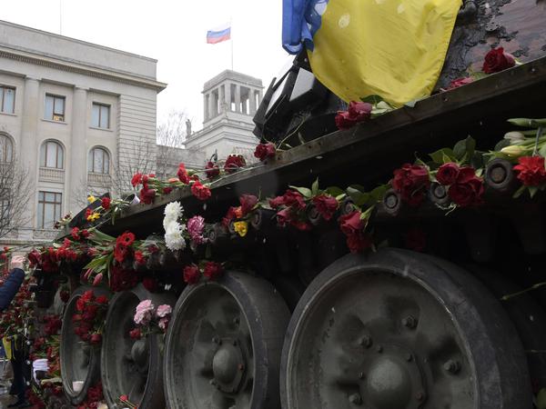 Ein von einer Panzerabwehrmine zerstörter russischer Panzer vom Typ T-72 B1 stand am 24. Februar 2023 auf der Straße Unter den Linden unmittelbar vor dem Gebäude der russischen Botschaft. 