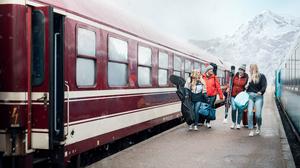 Bahnunternehmen stellen sich zunehmend auf Skitouristen ein und immer mehr Gebiete werben für Anreisen mit öffentlichen Verkehrsmitteln.