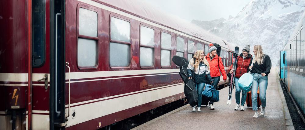 Bahnunternehmen stellen sich zunehmend auf Skitouristen ein und immer mehr Gebiete werben für Anreisen mit öffentlichen Verkehrsmitteln.