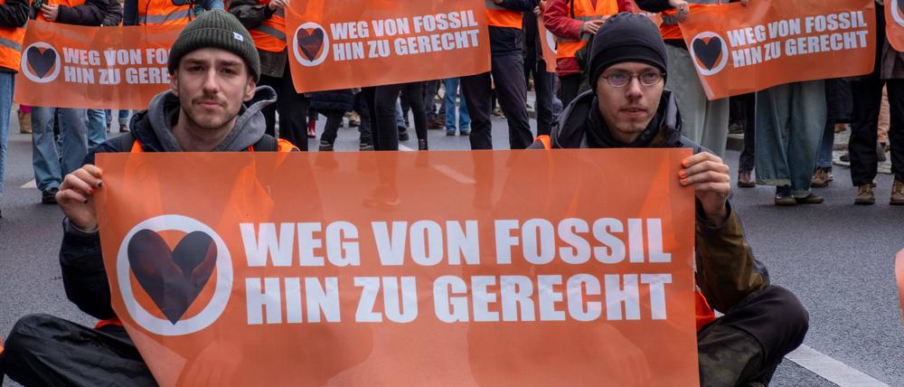 Mit einer Massenbesetzung der Straße des 17. Juni in Berlin haben Klimaschützer am Samstag 28.10.2023 für einen Ausstieg aus fossiler Energie demonstriert.