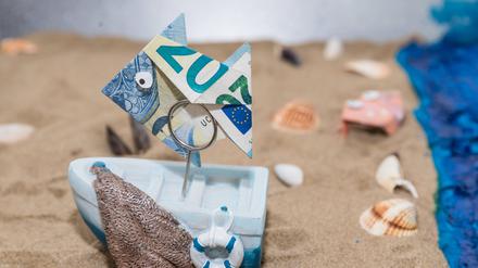 Origami und Geschenkidee. Mit Falttechnik kann man aus einem Geldschein  einen Fisch basteln. 