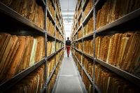 Im Archiv der Stasi-Unterlagenbehörde in Berlin Lichtenberg lagern unüberschaubar viele Aktenordner voller Papiere.