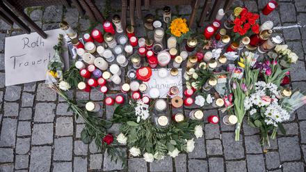 Auf dem Platz vor dem Blumengeschäft, in dem am 10. März eine leblose Frau aufgefunden wurde, sind wenig später Blumen und Kerzen niedergelegt. 