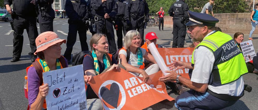 Mitglieder der Klimagruppe Letzte Generation protestieren am 09.06.2023 waehrend des evangelischen Kirchentags vor dem Hauptbahnhof in Nuernberg