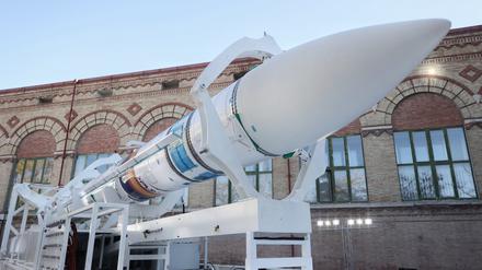 „Miura 1“, die erste spanische Weltraumrakete, steht während ihrer Präsentation auf der Esplanade des Nationalen Museums für Naturwissenschaften in Madrid. 