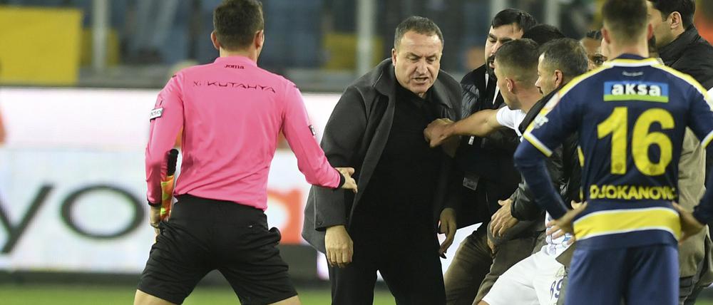 Wahnsinn. Schiedsrichter Halil Umut Meler (unten)  hält sich das Gesicht, während er auf dem Boden liegt, nachdem ihn der Präsident von MKE Ankaragücü, Faruk Koca (M), am Ende des Fußballspiels geschlagen hat. 
