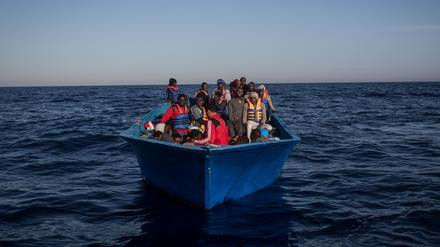 Migranten vor Lampedusa in Italien. 