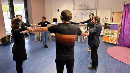 Potsdamer Lehrkräfte zu Besuch in der Da-Vinci-Schule, um das mobile Demokratielabor zu testen.