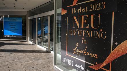 Der Eingang zum Laden der Modekette Aachener in Leverkusen