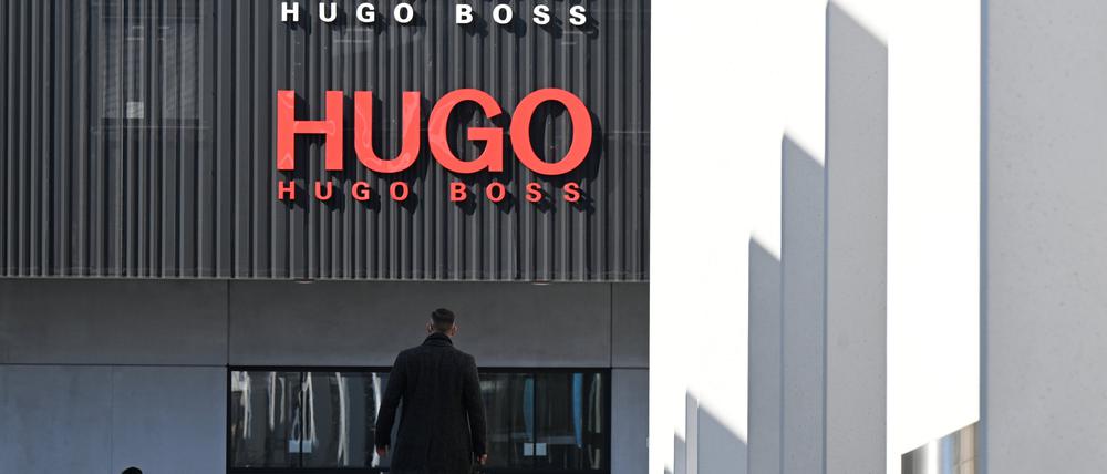 Das Logo des Modekonzerns Hugo Boss, aufgenommen an einem Outlet-Store am Firmensitz in Metzingen. 