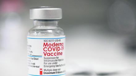 Eine Ampulle des Covid-19-Impfstoffs von Moderna.
