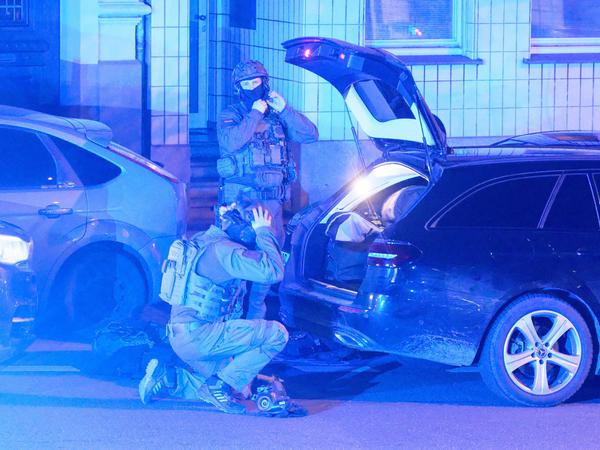 Schwer bewaffnete Polizisten sind vor einem Aachener Krankenhaus im Einsatz. 