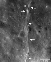 Eine sogenannte Überschiebung auf dem Mond, die von der Nasa-Sonde Lunar Reconnaissance Orbiter (LRO) entdeckt wurde. Diese tektonischen Störungen ähneln kleinen, treppenförmigen Klippen. Sie entstehen, wenn ein Abschnitt der Mondkruste (nach links gerichtete Pfeile) über einen angrenzenden Abschnitt (nach rechts gerichtete Pfeile) geschoben wird. Der Mond ist möglicherweise auch heute noch tektonisch aktiv. Darauf deutet eine neue Auswertung von Mondbeben aus der Ära der «Apollo»-Missionen hin.