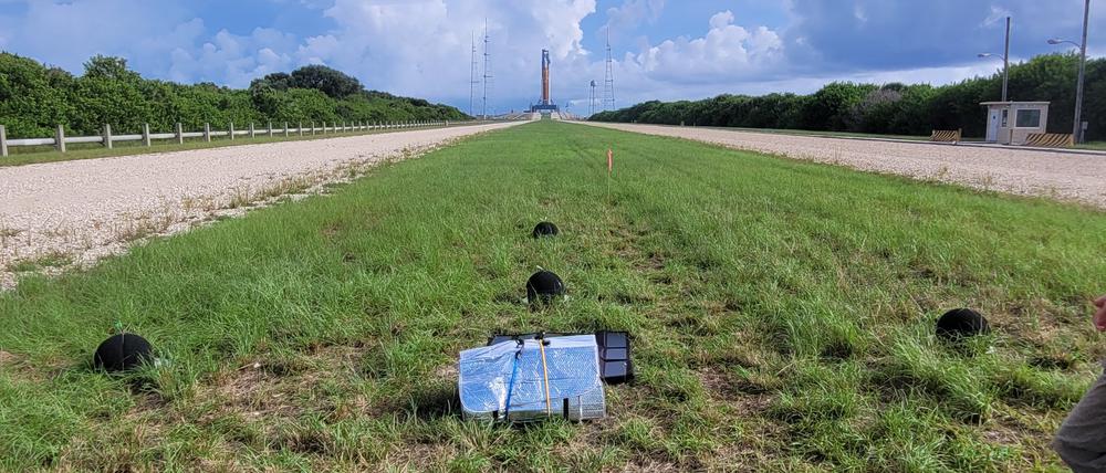 Vor dem Start der Mission „Artemis 1“ sind vier Mikrofone vor der „Space Launch System“-Rakete aufgestellt.