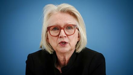 Monika Schnitzer, Vorsitzende, stellt das Frühjahrsgutachten 2024 des Sachverständigenrates Wirtschaft vor.